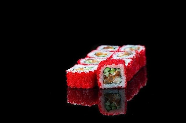 寿司卷黑色的背景反射日本食物关闭