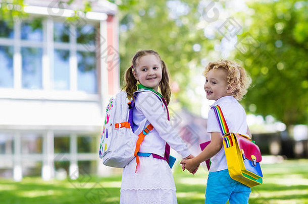 孩子们回来学校开始学校一年夏天假期男孩女孩背包书学校一天开始班