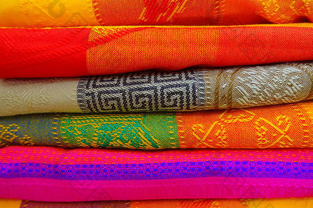 关闭色彩斑斓的墨西哥毯子出售市场拉丁美国织物背景