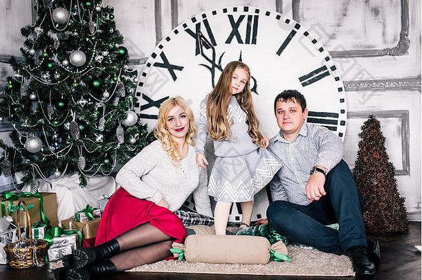 家庭收集圣诞节树时钟背景显示分钟午夜圣诞节夏娃一年假期有趣的
