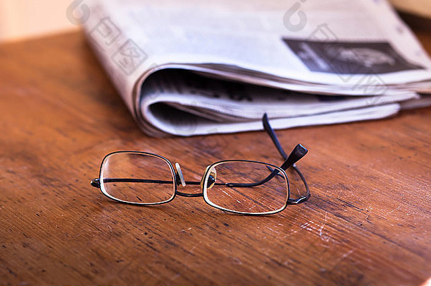 阅读报纸眼镜每天新闻木表格