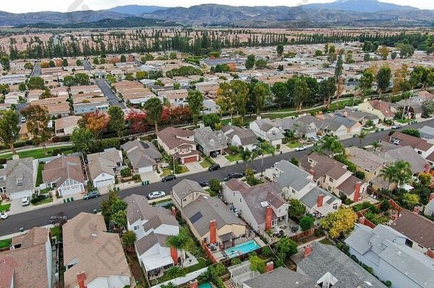 空中视图城市扩张郊区包装房屋社区路蒙上阴影一天巨大的细分欧文加州美国