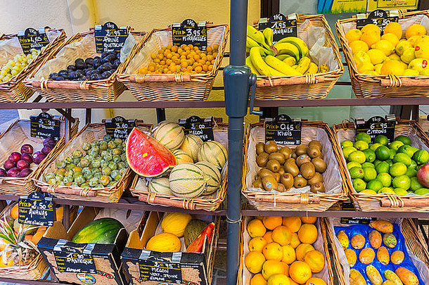 collioure法国法国杂货店商店显示新鲜的水果蔬菜显示海边村佩皮尼昂南法国