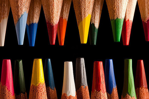 五彩缤纷的锋利的铅笔提示宏摄影回来背景安排牙齿