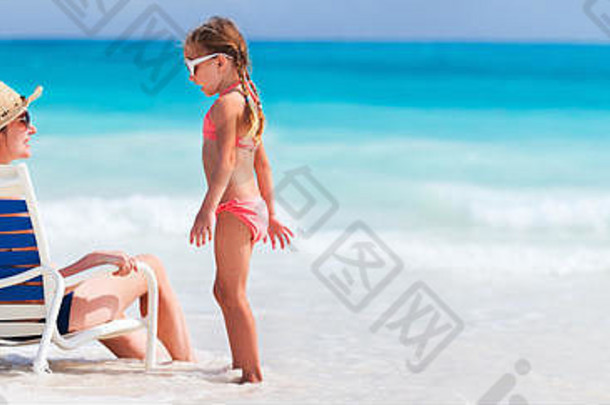 妈妈。女儿享受时间热带海滩缝全景