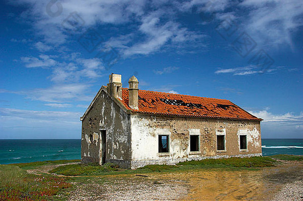 美丽的场景被遗弃的房子关闭海岸