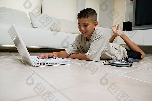 男孩移动PC地板上生活房间地面视图