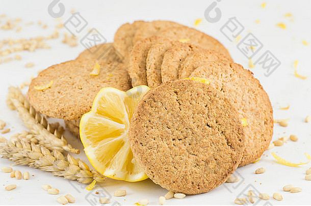 积分饼干装饰柠檬白色背景小麦种子传播