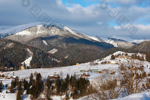 日出早....冬天雪覆盖风景风景如画的阿尔卑斯山脊乌克兰喀尔巴阡山脉的山Chornohora范围宁静和平dzem