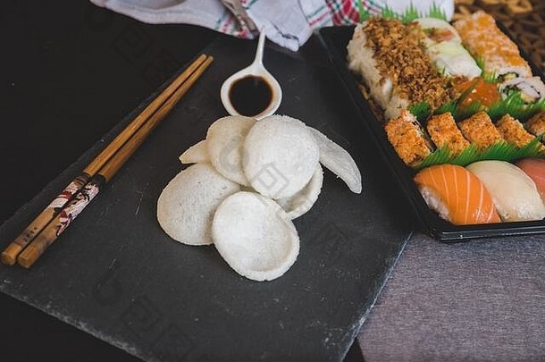 生新鲜的大马哈鱼寿司卷牧日本食物