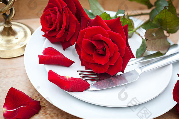 表格设置红色的玫瑰板庆祝情人节
