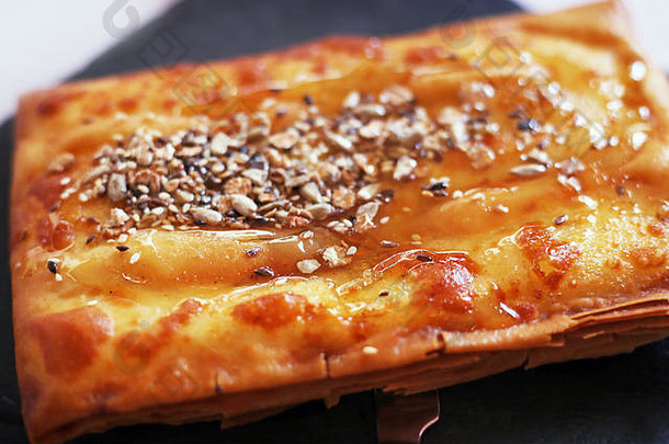 传统的希腊奶酪被称为羊包装蛋糕地壳蜂蜜<strong>芝麻</strong>坚果
