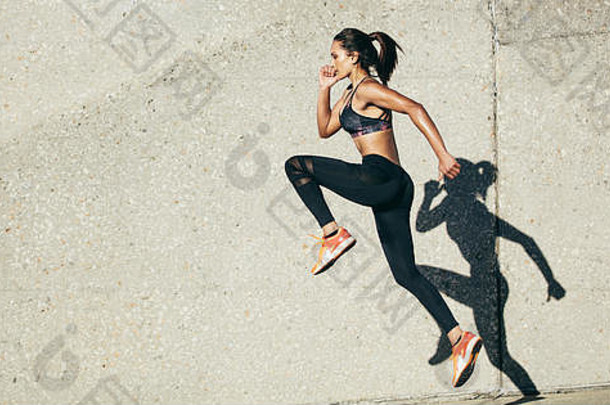 适合女人锻炼在户外健康的年轻的女运动员健身锻炼