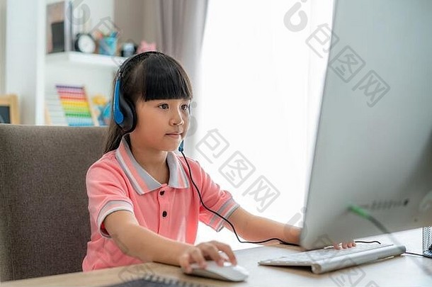 亚洲女孩<strong>学生</strong>视频会议电子学习老师电脑生活房间首页在家教育距离学习在线教育