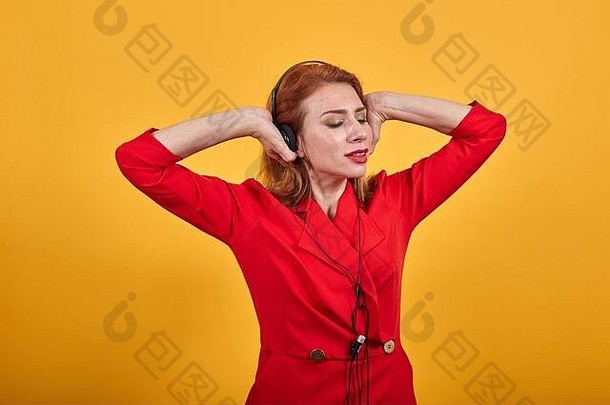 女人不错的耳机保持手享受听音乐