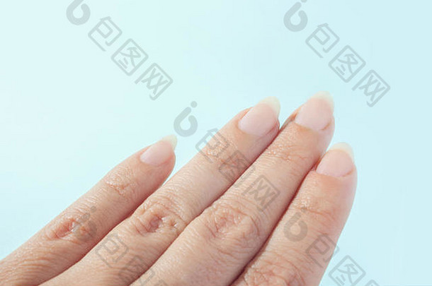 指甲指甲波兰的修指甲涂层蓝色的背景特写镜头