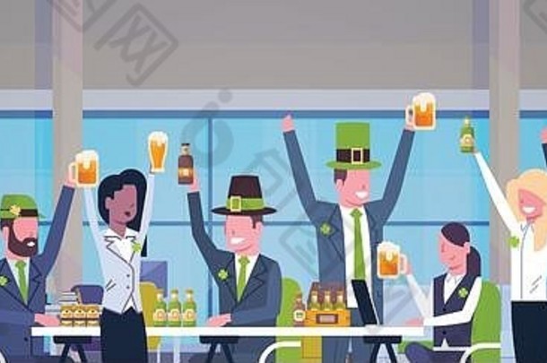 集团工人庆祝帕特里克一天办公室穿绿色他喝啤酒水平横幅