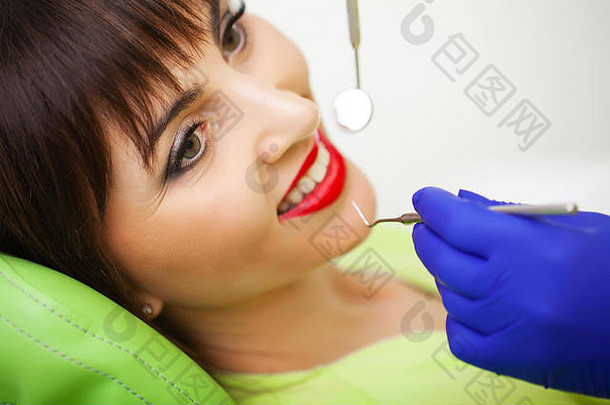 牙科护理女人对待牙齿牙科诊所