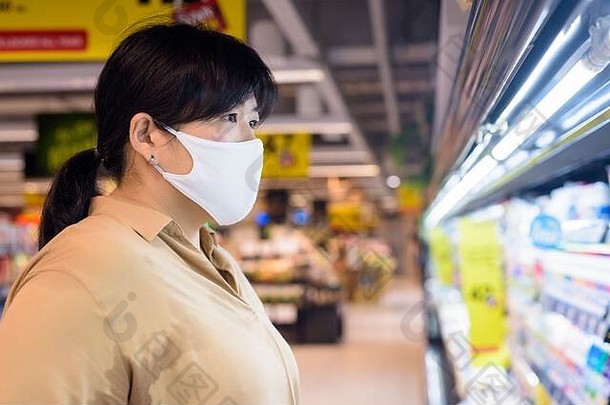 配置文件视图超重亚洲女人面具购物内部超市
