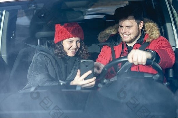 夫妇车冬天装开车会说话的导航电话