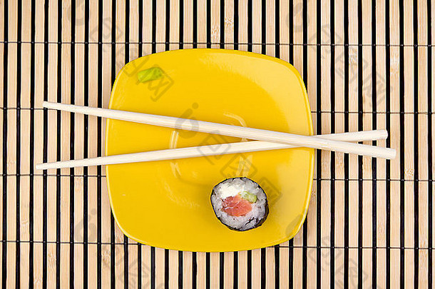 寿司卷筷子黄色的飞碟竹子席