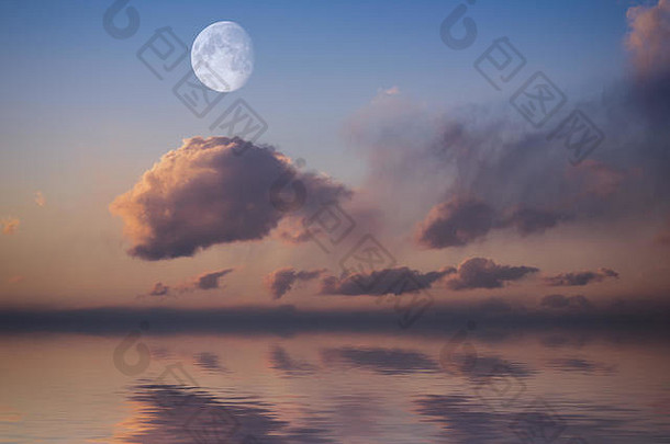 月亮日落天空反映了水表面