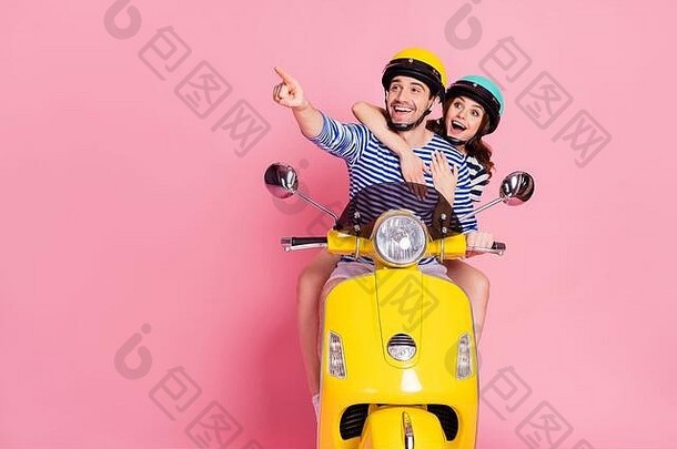 肖像不错的有吸引力的可爱的快乐的愉快的很高兴惊讶夫妇骑机动脚踏两用车有趣的指出食指复制空间广告