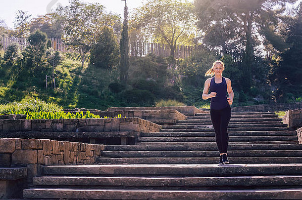 年轻的体育女人运行在楼下早....楼梯公园早....锻炼在户外体育健康的生活方式