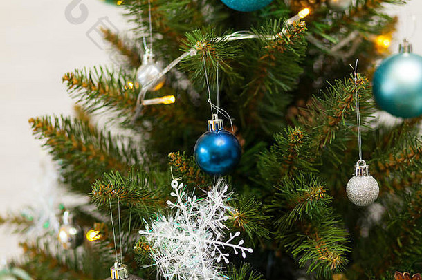 美丽的绿色圣诞节树装饰球花环特写镜头照片