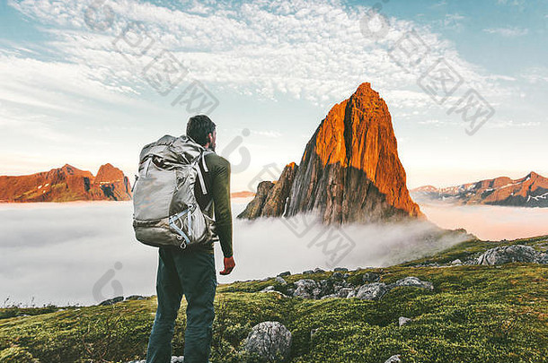 背包客男人。探索日落岩石山徒步旅行冒险旅程夏天假期旅行生活方式周末度假