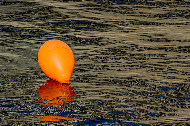 橙色气球水河反射天空水