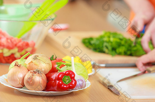 健康的吃素食者食物烹饪节食人概念夫妇厨房首页准备新鲜的沙拉切片蔬菜切割董事会