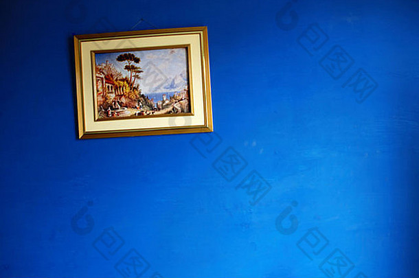 通用的框架绘画挂蓝色的墙