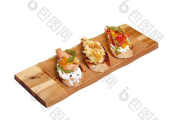 意式烤面包片大马哈鱼木董事会白色背景烤面包鳄梨红色的鱼概念美味的早餐