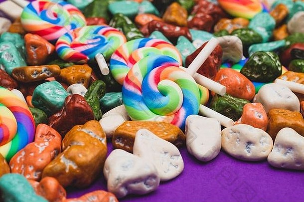 棒棒糖糖果鹅卵石糖果形式彩色的石头彩色的背景色彩斑斓的糖果节日装饰