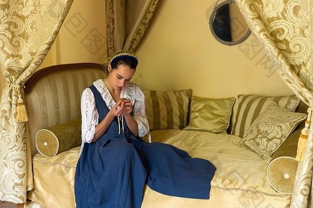 荷兰主风格肖像美丽的年轻的女人真实的文艺复兴时期的服装说谎奢侈品古董树冠床上金卧室