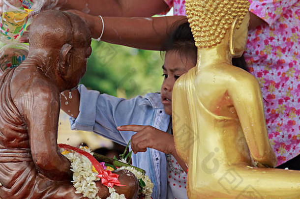 泼水节节日泰国4月人水曼谷假期色彩斑斓的旅行路幸福传统的飞溅