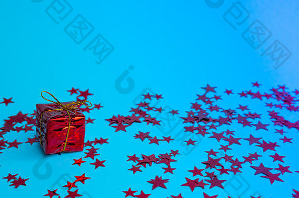 红色的礼物盒子金丝带时尚的霓虹灯颜色背景特写镜头悬浮复制空间概念销售折扣价格圣诞节