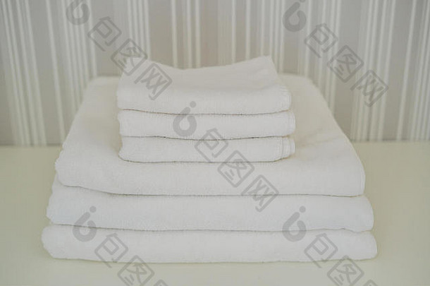 桩白色毛茸茸的毛巾衣橱服务酒店概念洗衣