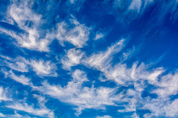 可爱的卷云云蓝色的<strong>天空图片</strong>完美的
