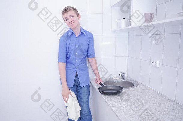 可爱的少年男孩洗菜白色厨房