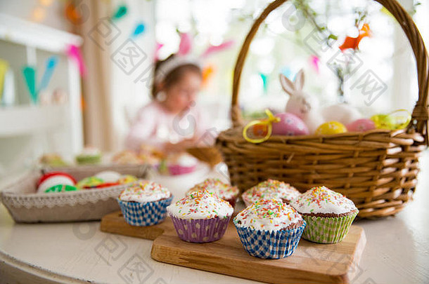 复活节庆祝活动特写镜头表格上釉纸杯蛋糕篮子复活节鸡蛋兔子快乐家庭假期