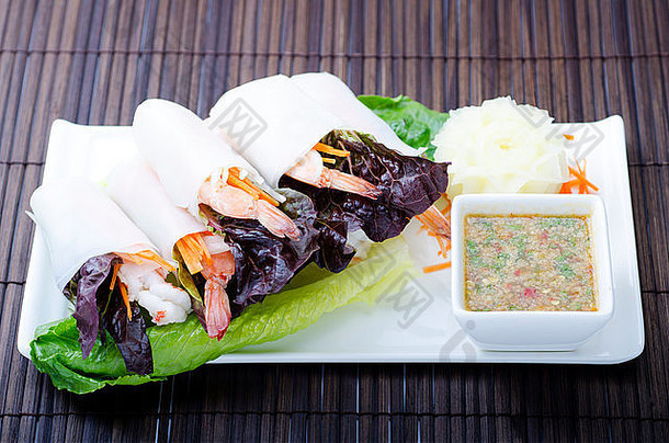 泰国开胃菜由pia索德特新鲜的沙拉<strong>虾包装</strong>大米纸热辣的浸黑暗木席