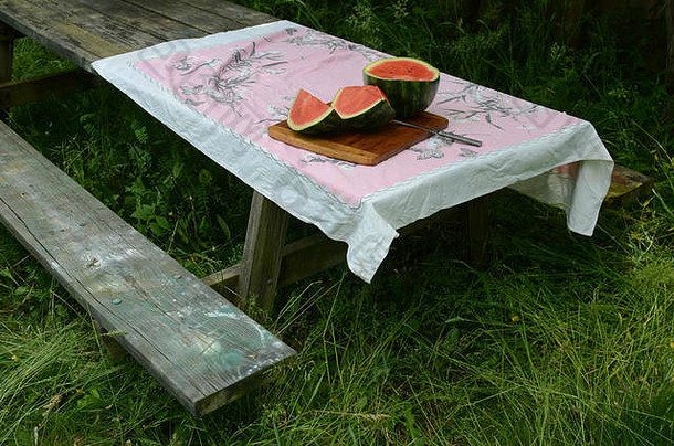减少西瓜块竹子切割董事会刀古董桌布木野餐表格草