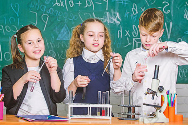 激励孩子们科学孩子们科学家收入化学学校实验室化学科学生物学实验显微镜实验室显微镜测试管