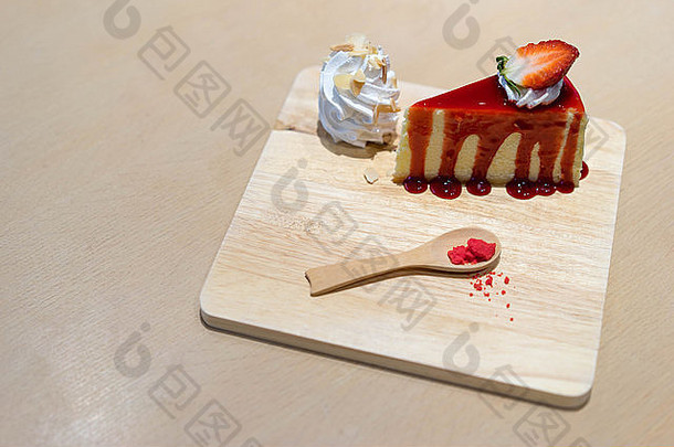 草莓芝士蛋糕木板集中蛋糕表面复制空间表格背景