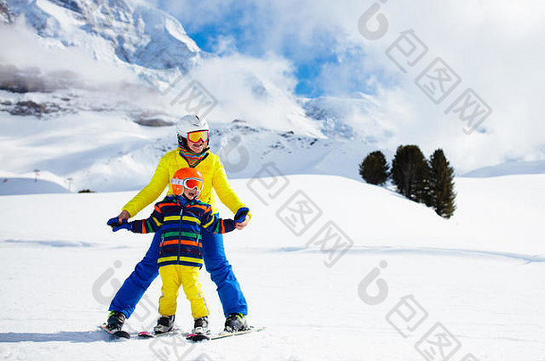 家庭滑雪山妈妈。孩子们滑雪瑞士阿尔卑斯山脉冬天<strong>圣诞</strong>节假期活跃的户外体育运动父母孩子们雪