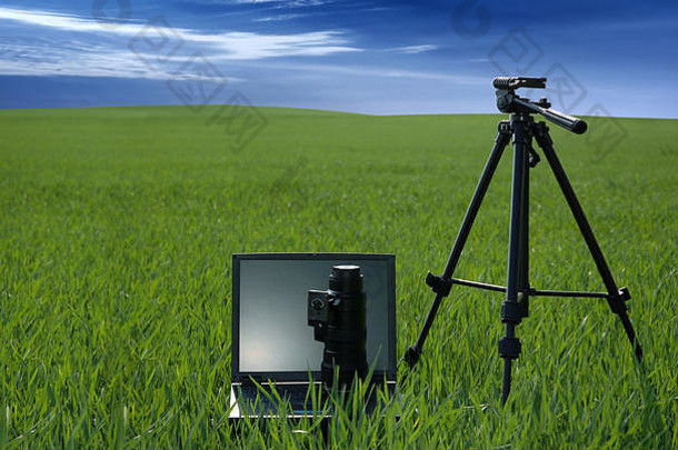 摄影设备移动PC绿色场蓝色的天空白色云背景