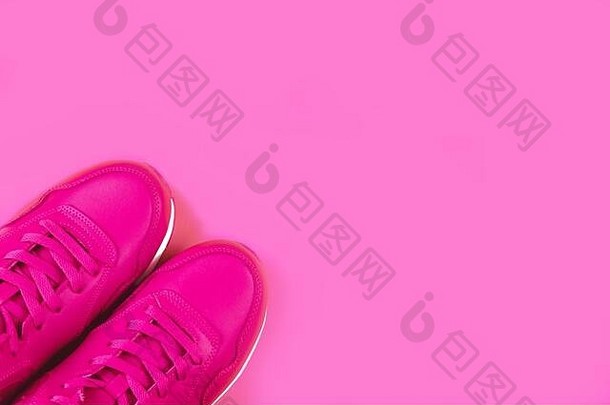 明亮的粉红色的运动鞋粉红色的背景概念女人体育运动健康的生活方式单色的地方文本平躺前视图