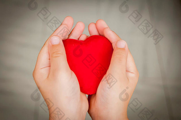 高加索人孩子持有大红色的心手真诚真诚的爱股票图像慈善机构仁慈善事业慈善概念
